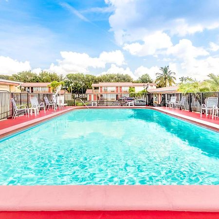 Econo Lodge Inn & Suites Флорида-Сити Экстерьер фото