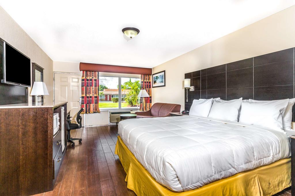 Econo Lodge Inn & Suites Флорида-Сити Экстерьер фото