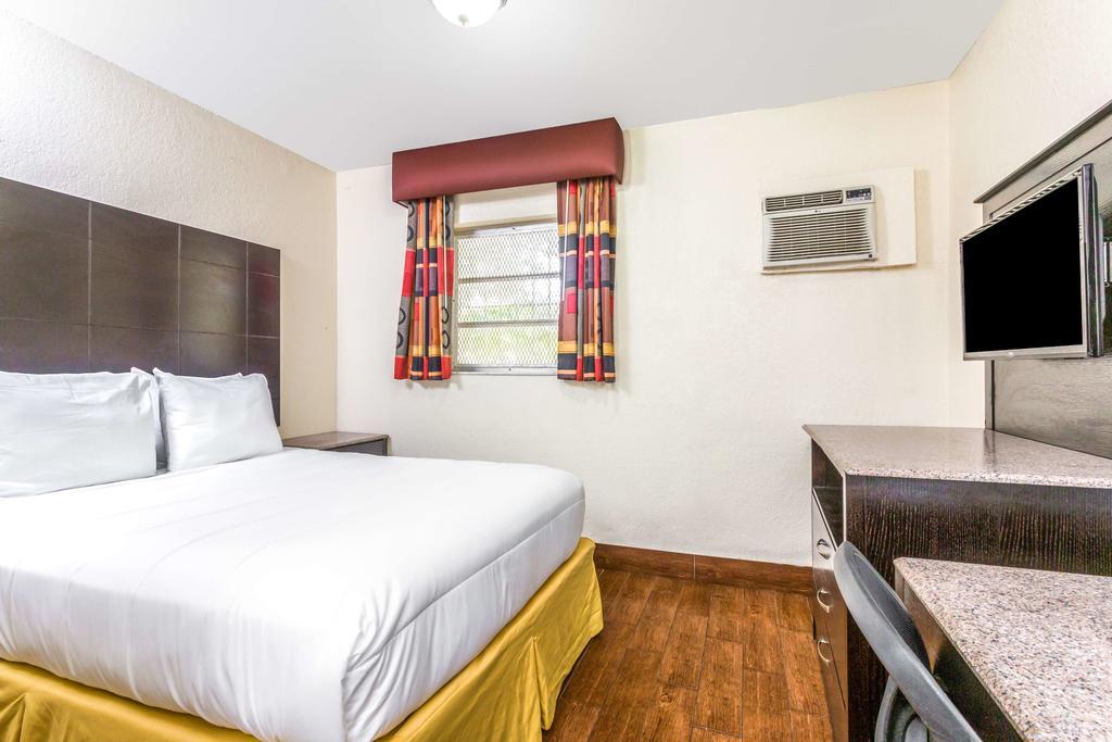 Econo Lodge Inn & Suites Флорида-Сити Экстерьер фото