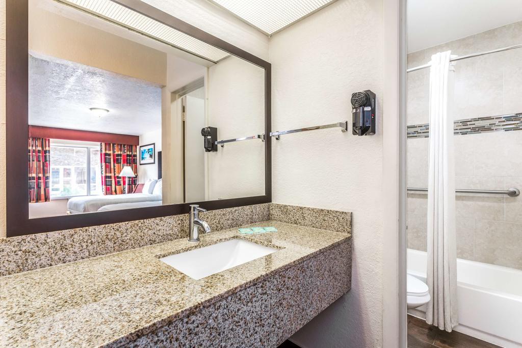 Econo Lodge Inn & Suites Флорида-Сити Экстерьер фото