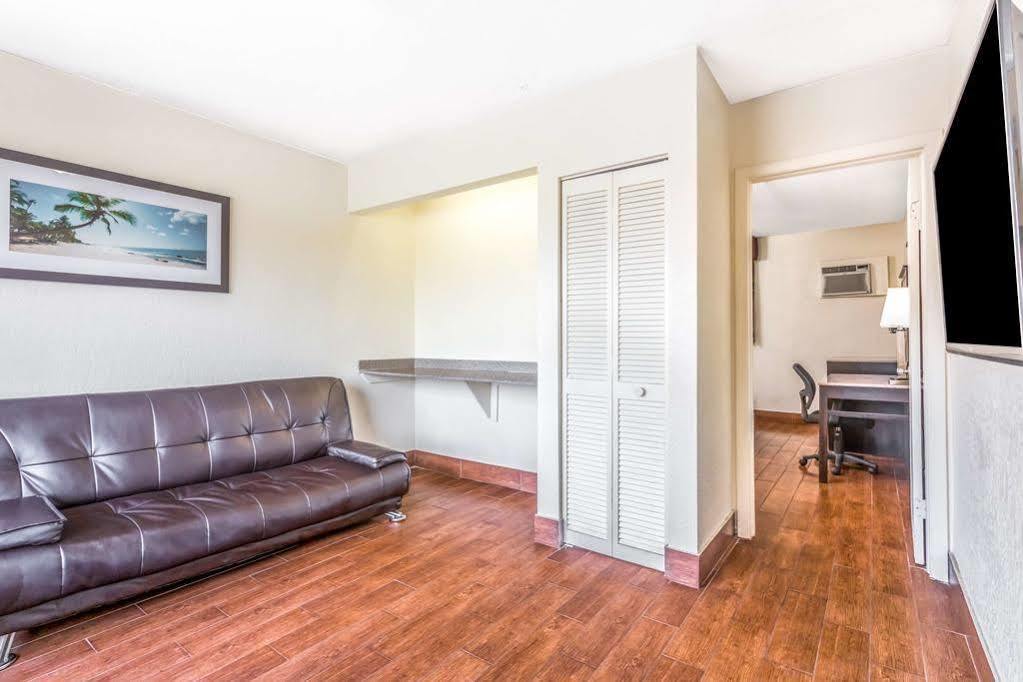 Econo Lodge Inn & Suites Флорида-Сити Экстерьер фото