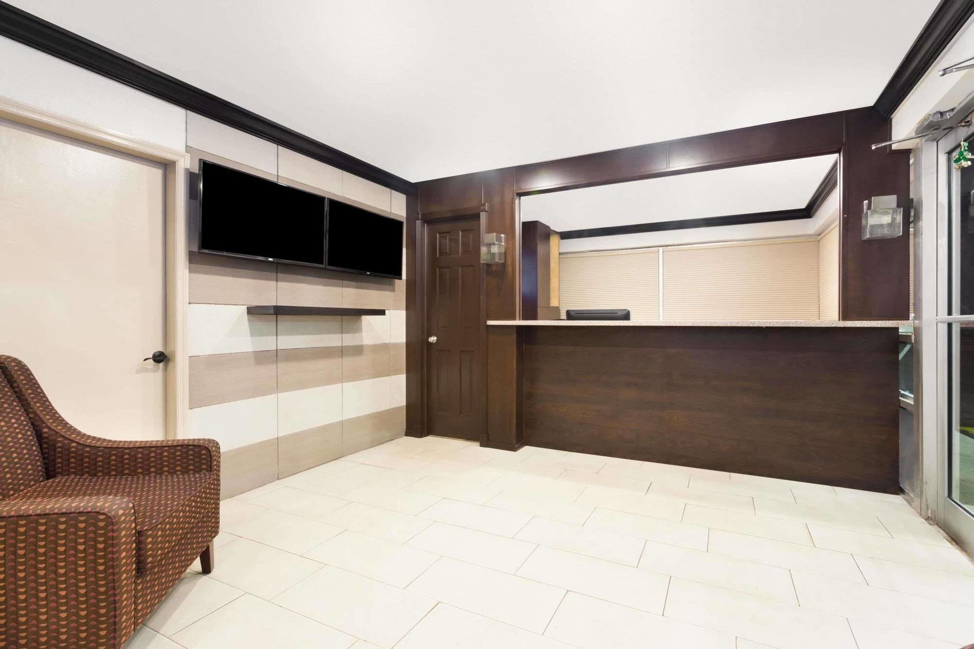 Econo Lodge Inn & Suites Флорида-Сити Экстерьер фото