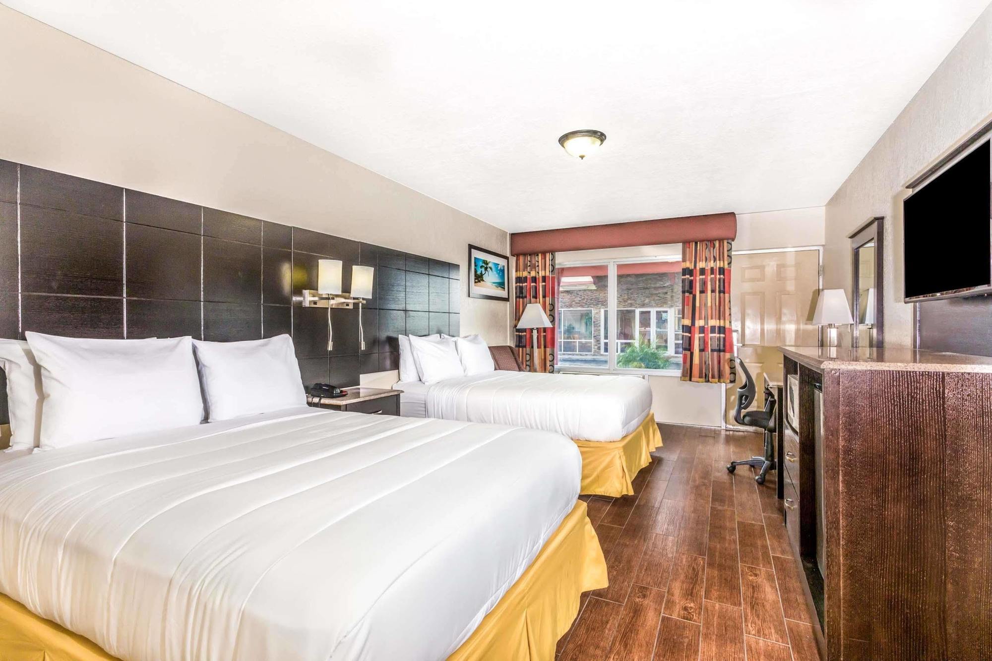 Econo Lodge Inn & Suites Флорида-Сити Экстерьер фото