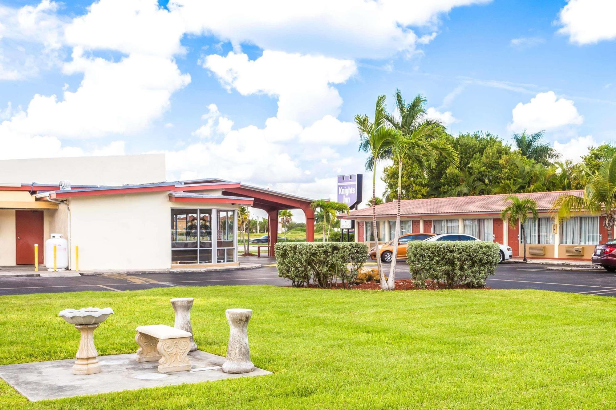 Econo Lodge Inn & Suites Флорида-Сити Экстерьер фото