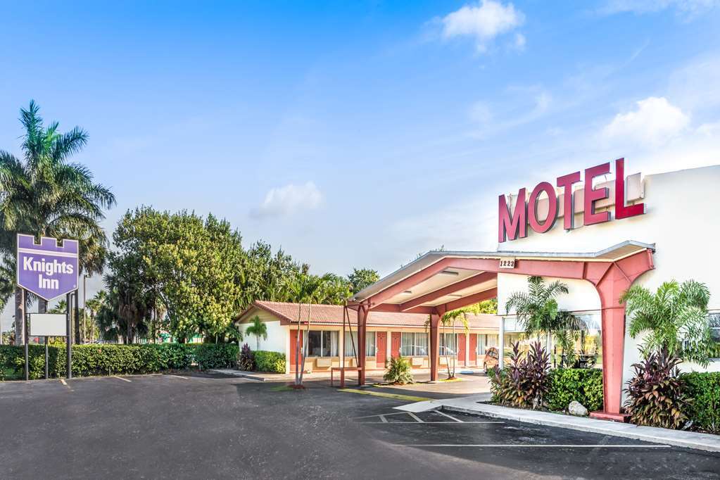 Econo Lodge Inn & Suites Флорида-Сити Экстерьер фото