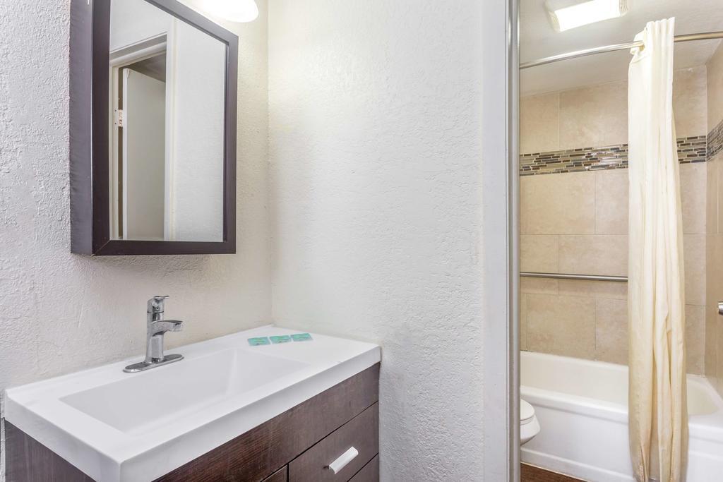 Econo Lodge Inn & Suites Флорида-Сити Экстерьер фото